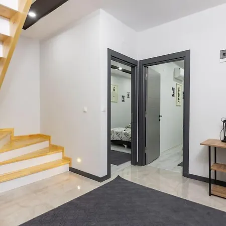 3-sehir Merkezinde Bueyuek 3 Yatak Odasi Διαμέρισμα